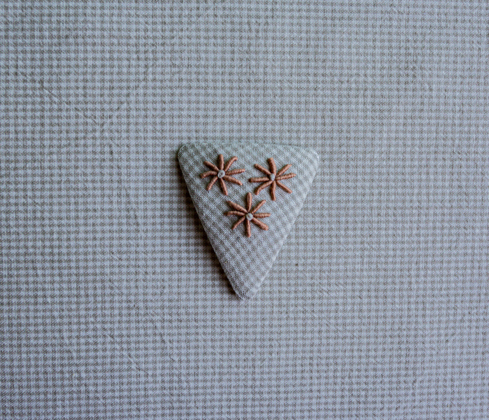 Daisy embroidery hair clip |  Isosceles triangle