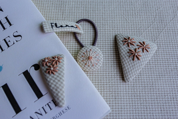 Daisy embroidery hair clip |  Isosceles triangle